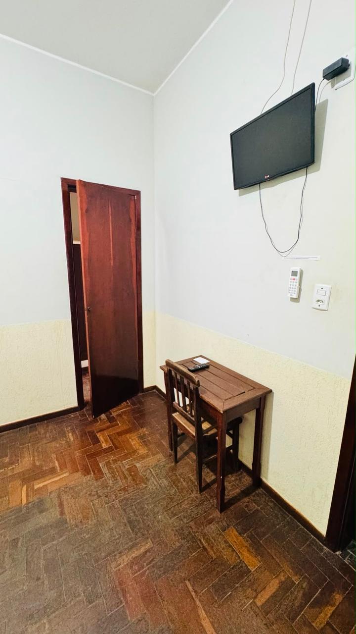 Escrivaninha e TV