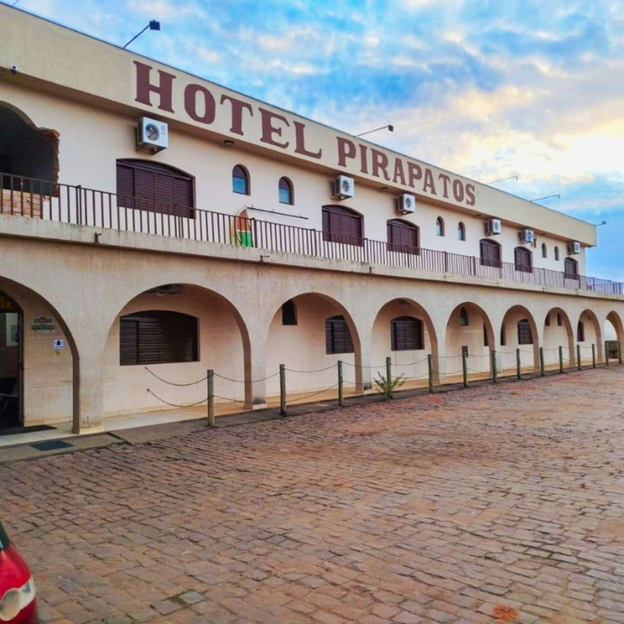 Fachada do Hotel Pirapatos ao entardecer