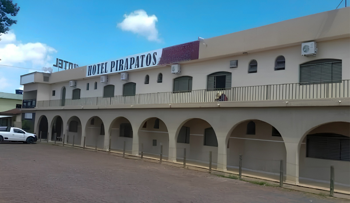 Fachada com arcos do Hotel Pirapatos